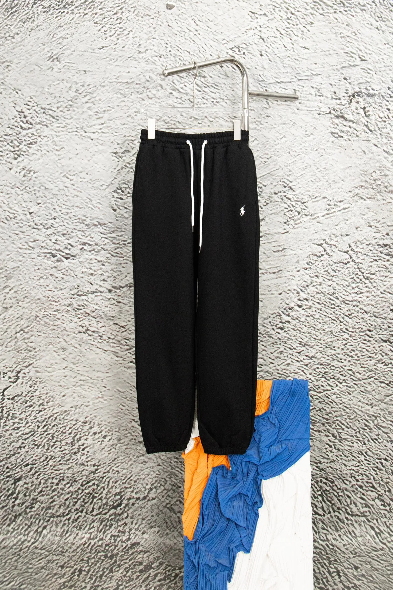 P180 model number: Y060 Ralph Lauren Ralph Lauren suit sweatpants. Pure cotton treated with anti-static technology. No dust, no lint. The elastic waist is used with a drawstring. It is very friendly to the figure. The cotton is comfortable and soft. The upper body is casual and free. Regular beveled double pockets on both sides. The white brand logo on the left leg of the trouser leg collides with the black of the pants. Although it is small, it is quite recognizable. The brand adds a young and fashionable atmosphere to the original sense of luxury. It can be called a cold-proof weapon. A simple base layer is enough to withstand the severe cold and make it more fluffy and warm. Color: gray, navy blue, black. Size: S-XL